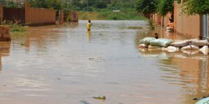 مقتل 77 شخصا واصابة 17 وتشريد آلاف السكان بسبب الفيضانات في نيجيريا