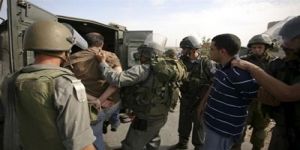 قوات الاحتلال تعتقل فلسطينيين وتداهم عددا من المنازل في الخليل