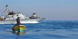 قوات الإحتلال تهاجم الصيادين الفلسطينيين بزوارق حربية في بحر غزة
