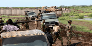 الجيش الصومالي يلاحق حركة الشباب الإرهابية ويقتل عددا من عناصرها