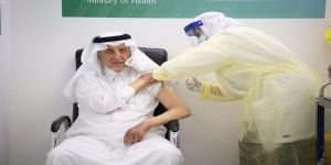 أمير منطقة مكة يتلقى الجرعة الأولى من لقاح كوفيد - 19