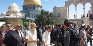 وسط حراسات أمنية مشددة .. يهود يقتحمون المسجد الأقصى