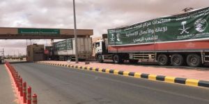 عبور شاحنات من مركز الملك سلمان منفذ الوديعة لإغاثة محافظات يمنية