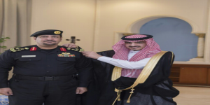 أمير الجوف يقلد مدير إدارة الدوريات الأمنية بالمنطقة رتبته الجديدة